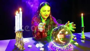 魔术沙龙里的吉普赛人用水晶球进行魔术，从水晶球上可以看到火号欧罗
